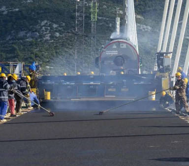 FOTO/VIDEO: Počelo asfaltiranje kolnika Pelješkog mosta, pogledajte kako teku radovi